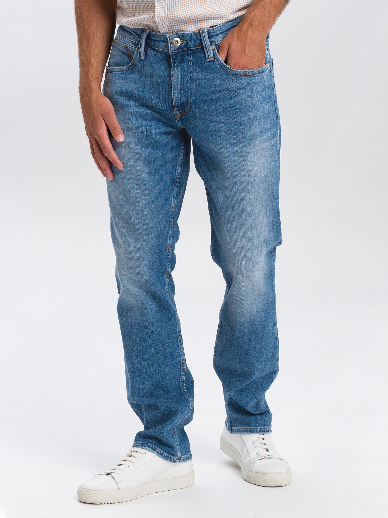 E_195_113_cross_jeans_null_1