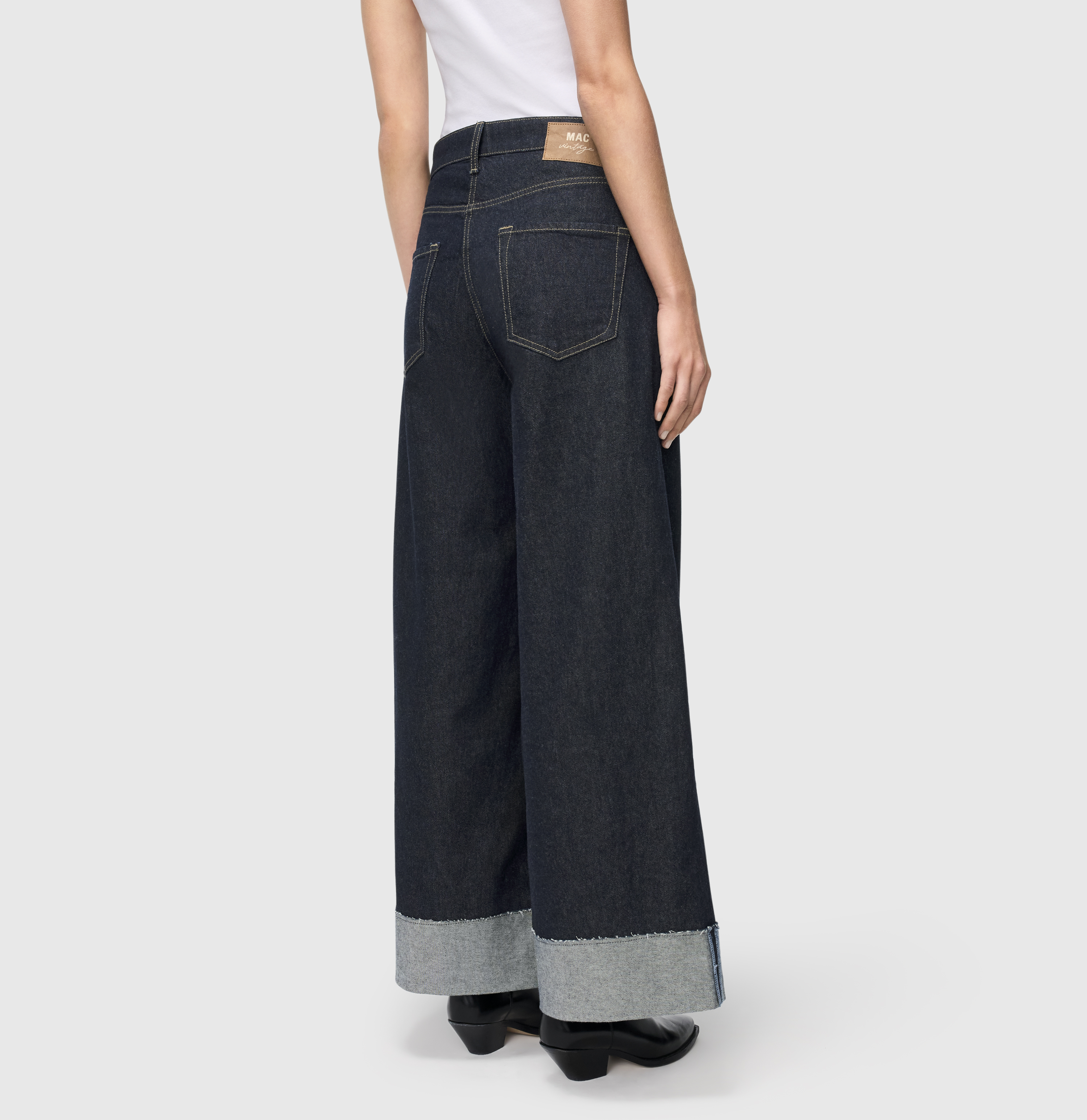 MAC_Early-Autumn-2025_D683_2805-90-0291L-D683_2-jpg