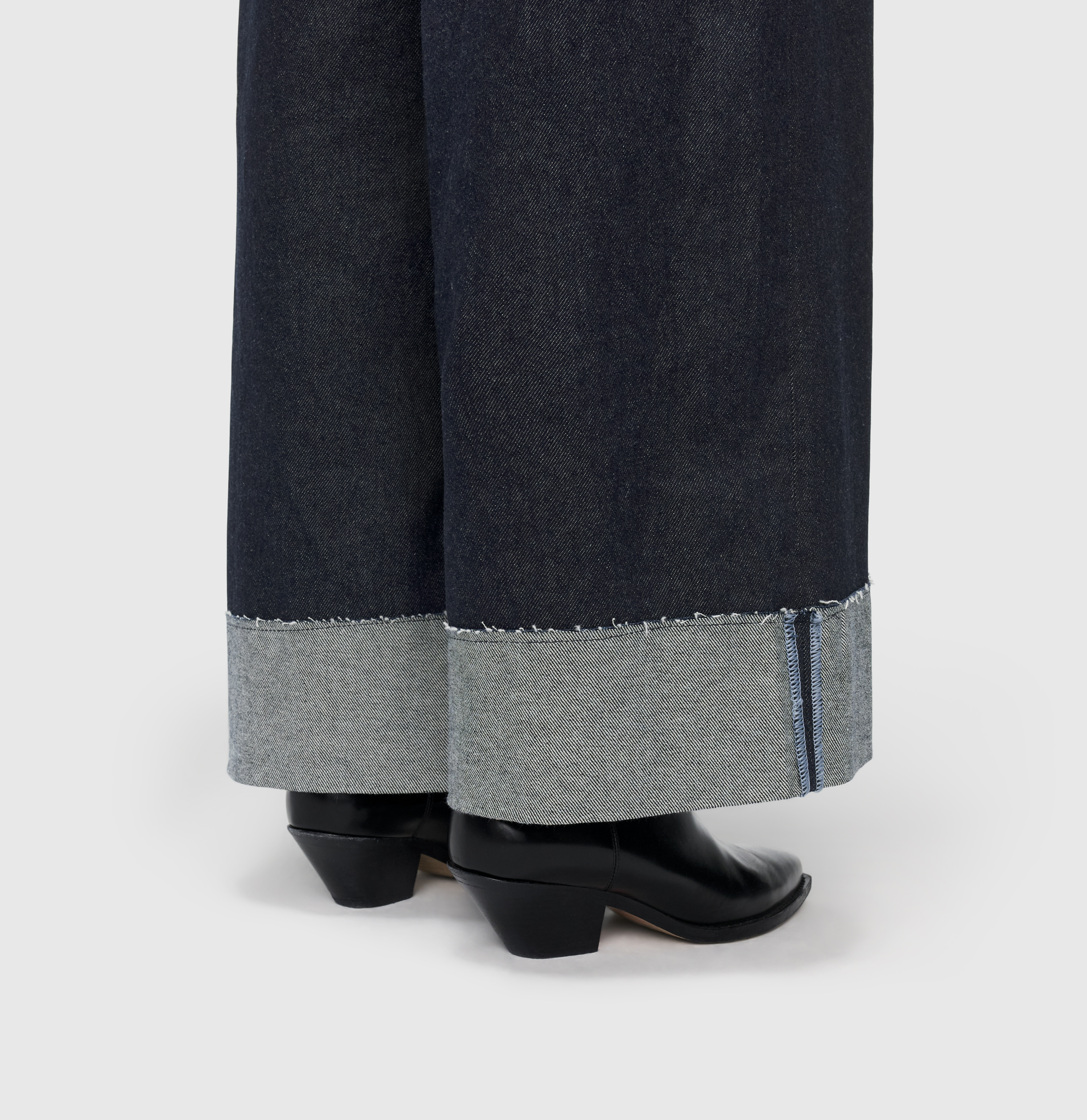 MAC_Early-Autumn-2025_D683_2805-90-0291L-D683_12-jpg