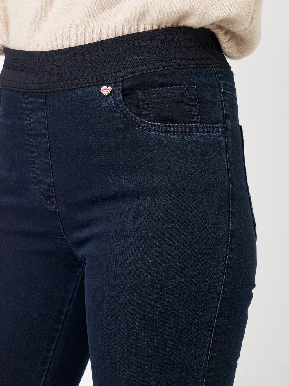 Relaxed_HW25-NOS_581_21-312811-34_4-jpg