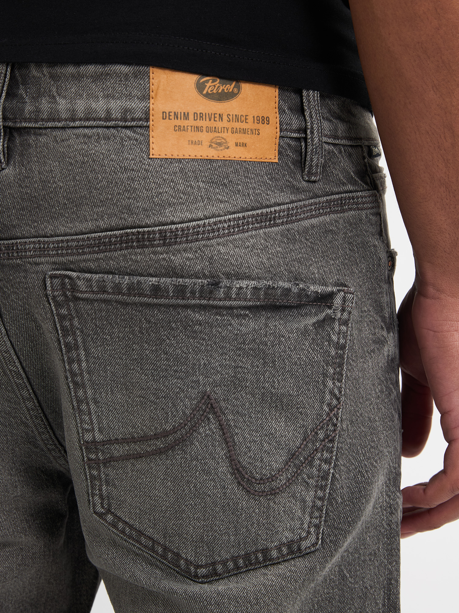 Petrol-Indus_NOOS-NOOS_9705_LEWIS_6-jpg