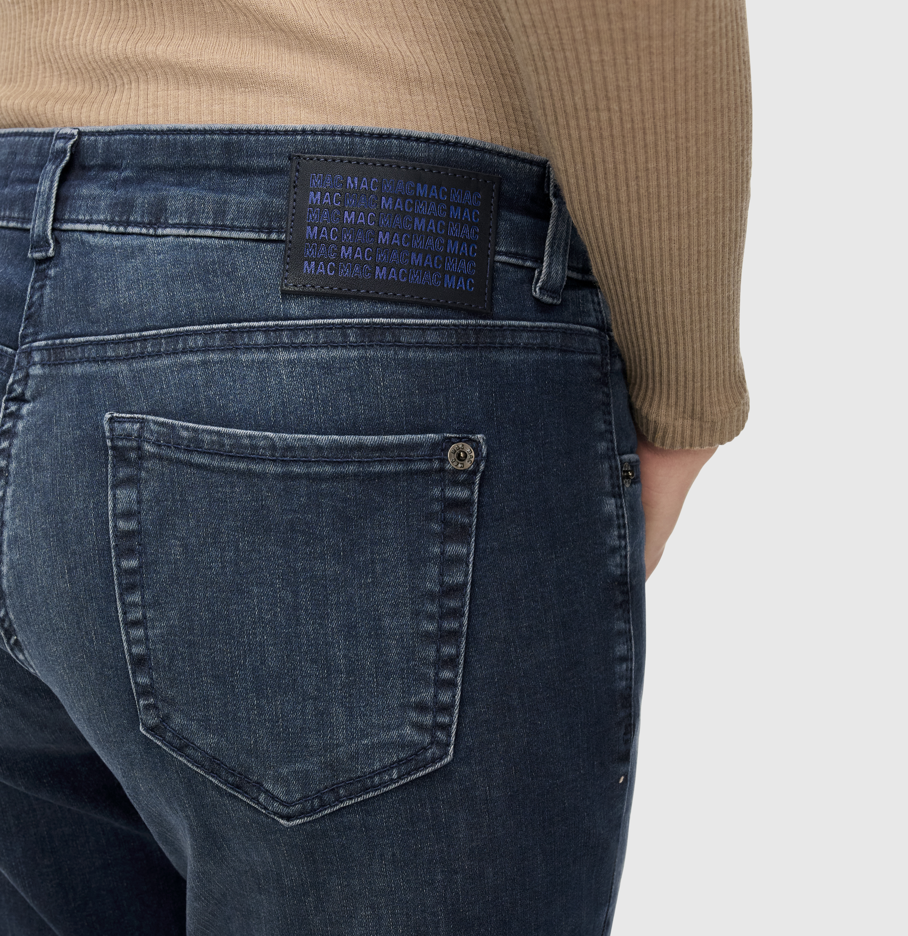 MAC_Early-Autumn-2025_D886_5714-90-0387L-D886_10-jpg