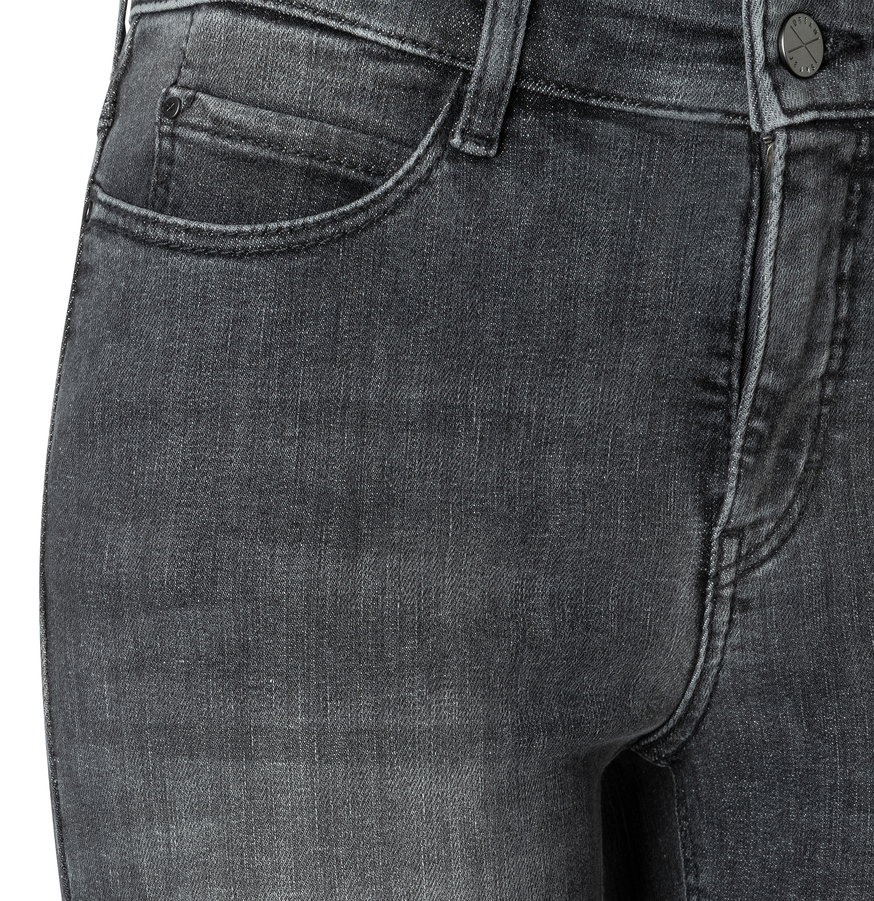 MAC_Early-Autumn-2025_D912_5429-90-0358L-D912_7-jpg