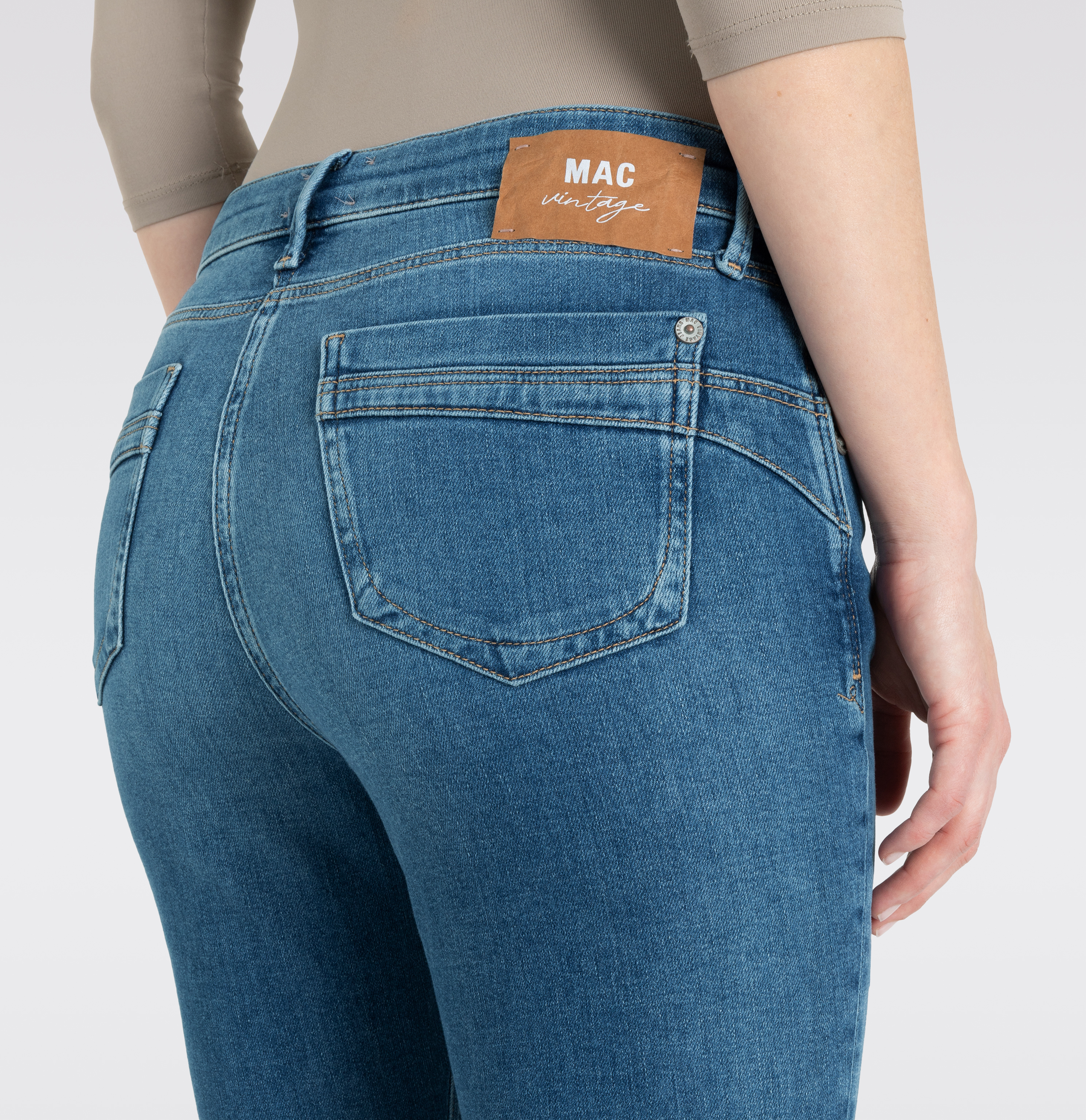 MAC_Early-Spring-2025_D462_2802-90-0333L-D462_12-jpg