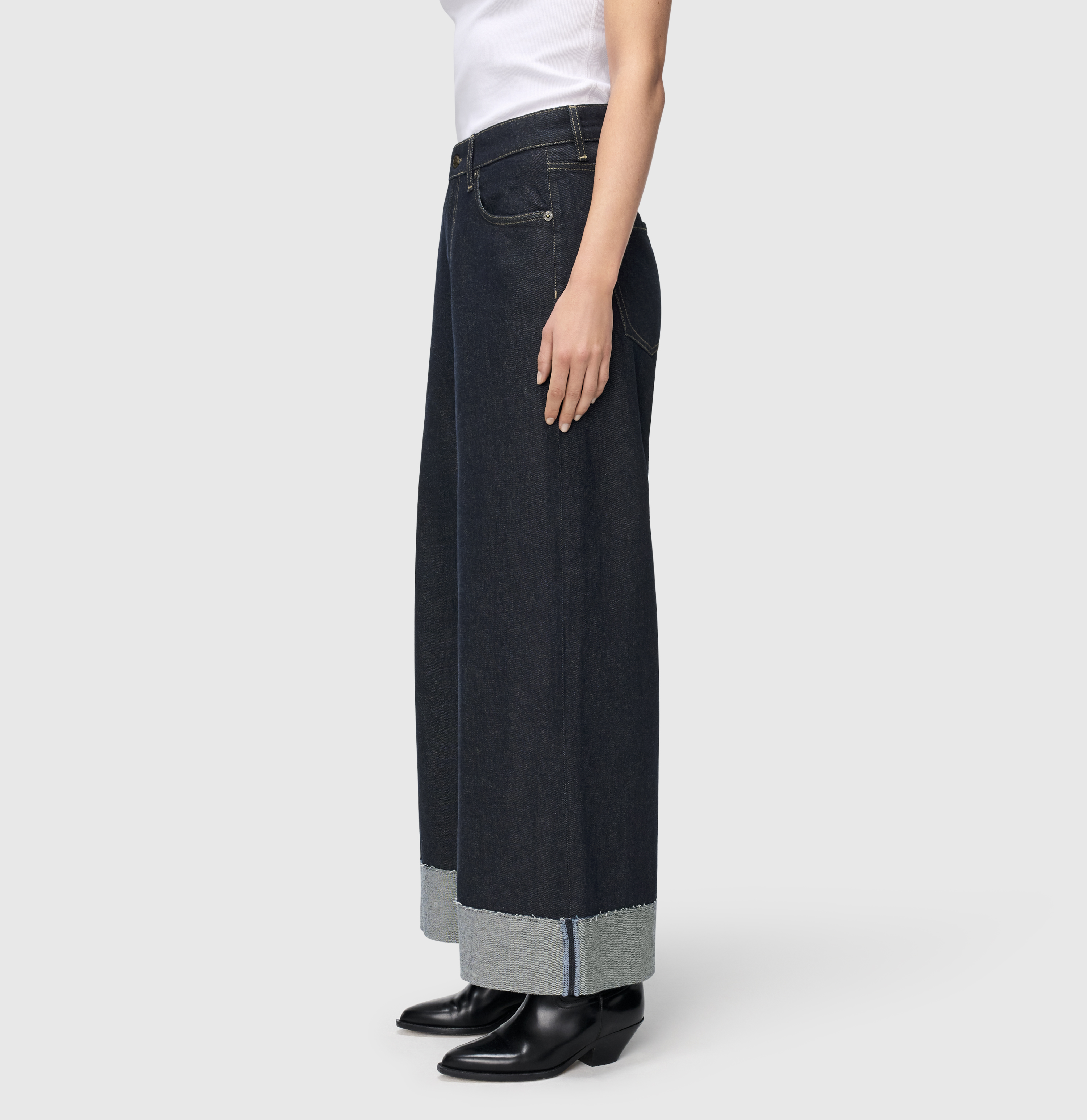 MAC_Early-Autumn-2025_D683_2805-90-0291L-D683_10-jpg