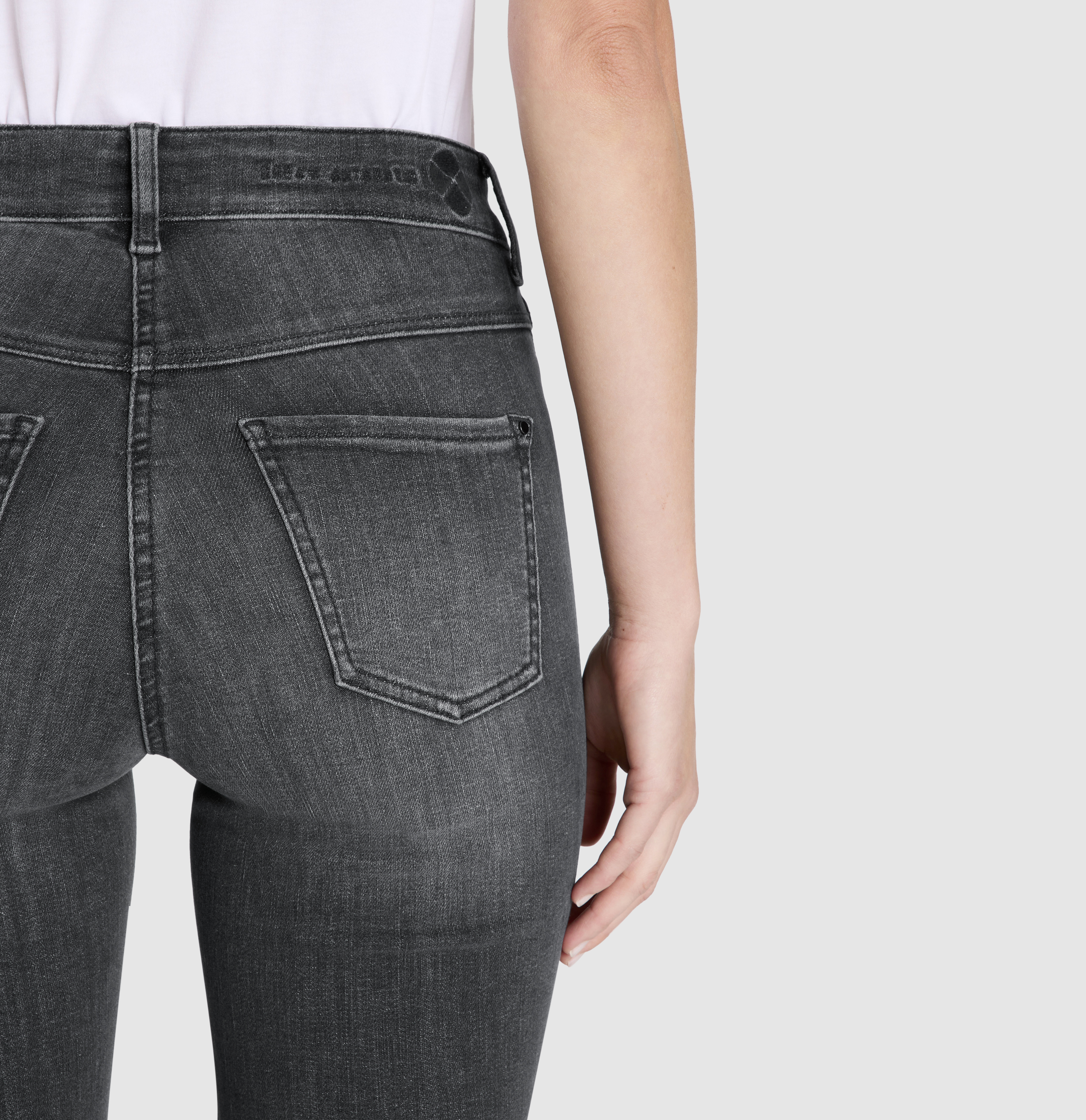 MAC_Early-Autumn-2025_D912_5429-90-0358L-D912_10-jpg